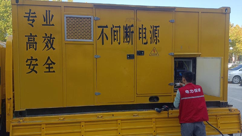 贡嘎柴油发电机组和UPS电源配合使用时，如何避免切换过程中的电力中断？
